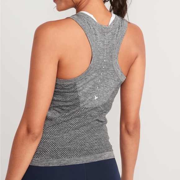 Active wear, athletic shirt, grey, old navy, size medium, lightweight, seamless - Picture 4 of 5